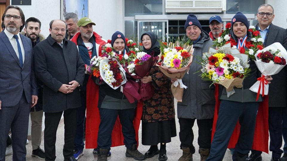Kayağın “özel ikizleri” Fransa’dan 6 madalyayla döndü